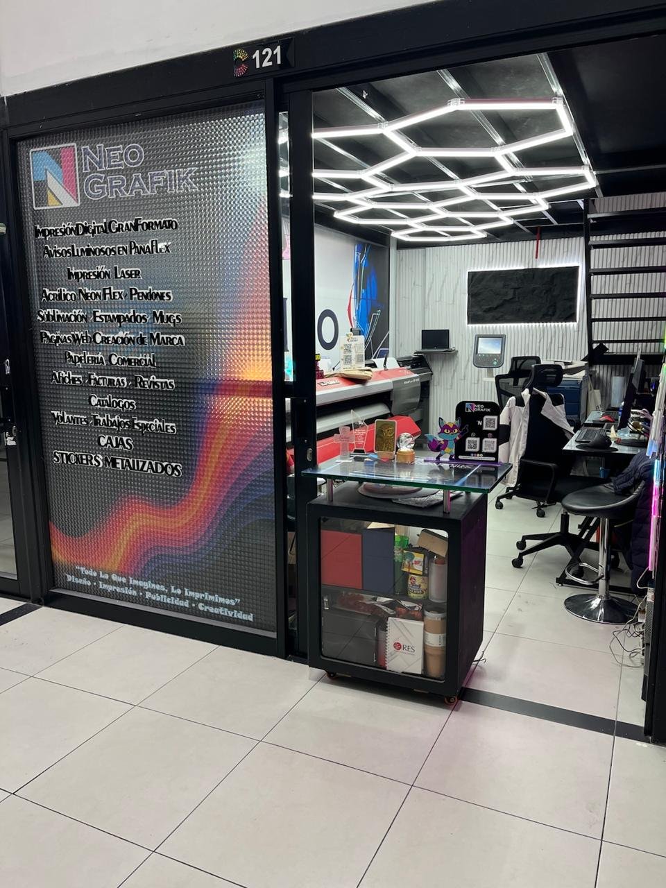 Taller Neo Grafik Bogotá - Zona de fabricación de avisos acrílicos